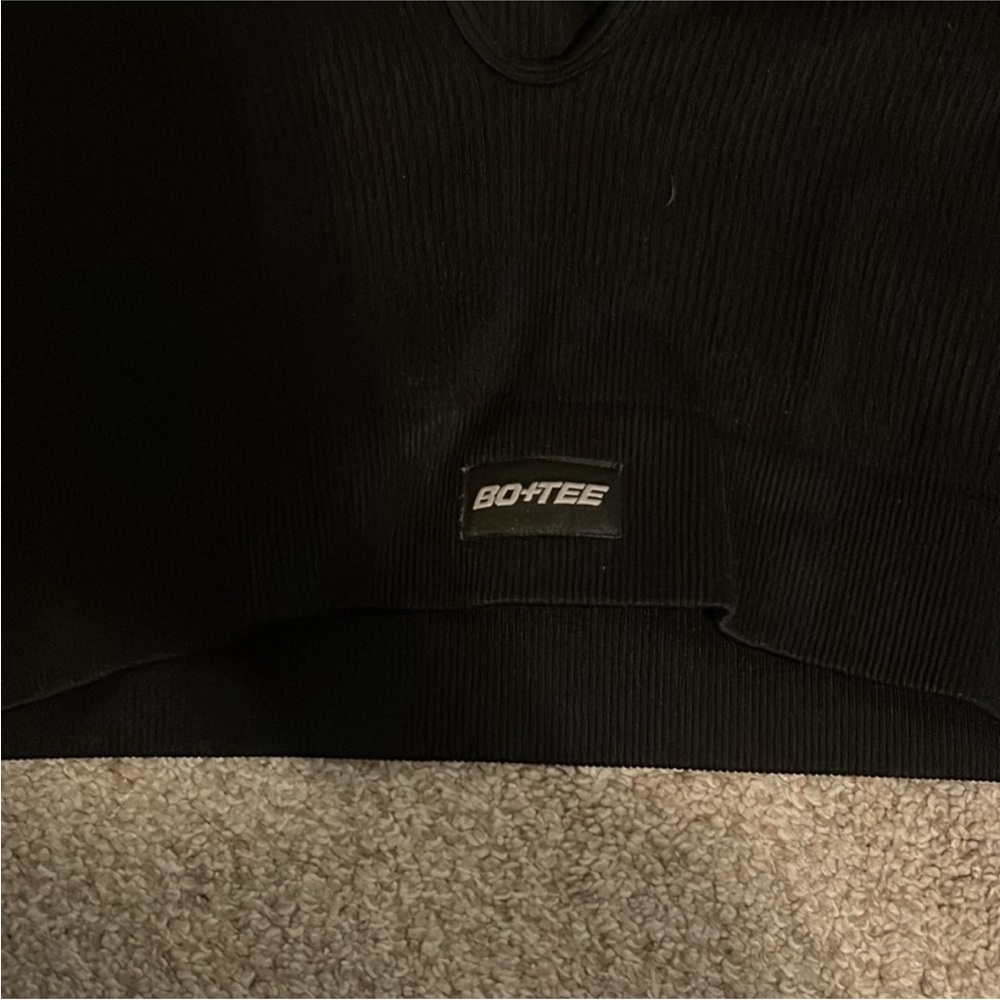 Bo + Tee Cropped Ribbed Top black v neck - Picture 3 of 4